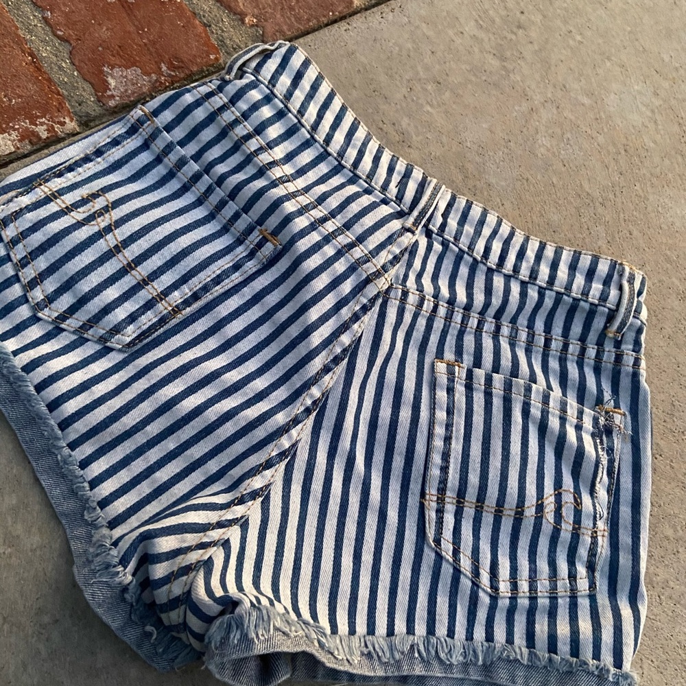 ROXY JEAN SHORTS - Picture 2 of 6